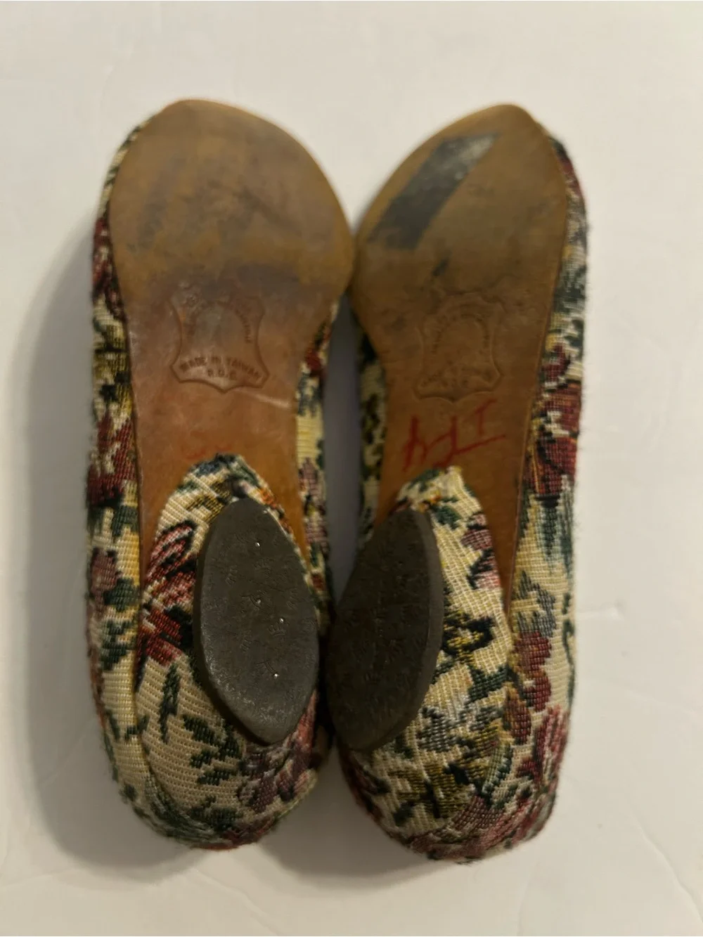 Vintage Floral Tapestry Pointed-Toe Flats — Beige with Green & Burgundy size 7.5